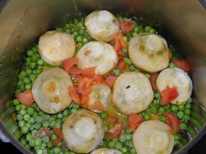 Tajine de poulet aux fonds d'artichauts et petits pois