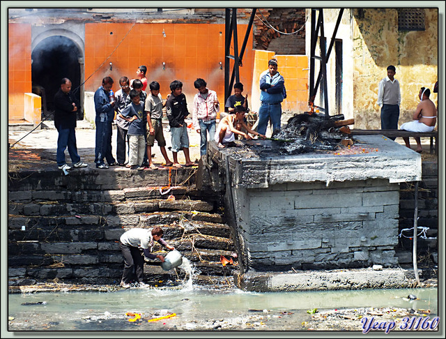 Blog de images-du-pays-des-ours : Images du Pays des Ours (et d'ailleurs ...), Temple de Pashupatinath: regroupement des restes et rinçage des écoulements - Katmandou - Népal