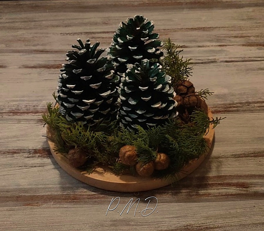2022 - Déco de table de fêtes - pommes de Pin peintes et branches de Cèdre - CP