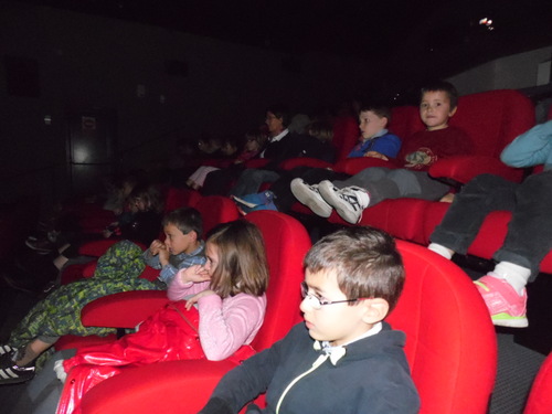 Les CE1 vont au cinéma à deux pas de l'école!