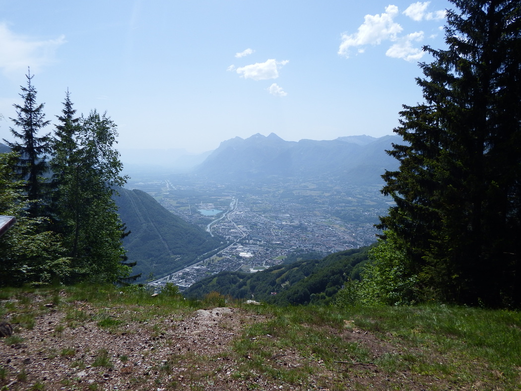 Les 3 pics au loin : Pointe des Arlicots 2076 m, Mont d'Armenoz 2158 m et Mont Pécloz 1804 m