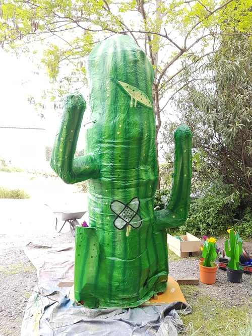 Mise en peinture du cactus totem du carnavalos de Tressan (34) Avril 2018 Bravo a tous les membres de l'association le GRAAT pour la realisation de la bête.