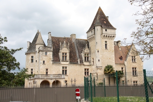 Incontournable en Dordogne Périgord ! La visite du château des Milandes est une merveilleuse plongée dans la vie de château à l’époque de Joséphine Baker dont le destin reste hors du commun.  Construit en 1489 par François de Caumont, seigneur de Castelnaud, à l’initiative de son épouse Claude de Cardaillac, ce château Renaissance jouit d’un merveilleux panorama sur la vallée de la Dordogne. Toits de lauzes, boiseries, larges fenêtres à meneaux et vitraux admirablement conservés constituent le charme architectural et esthétique du château. Les cheminées Renaissance côtoient les salles de bain Art-Déco, les gargouilles scrutent le jardin et ses magnolias centenaires.