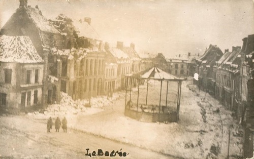 Ruines de La Bassée - La Grand'Place et l'Hôtel de Ville en ruines (photo)