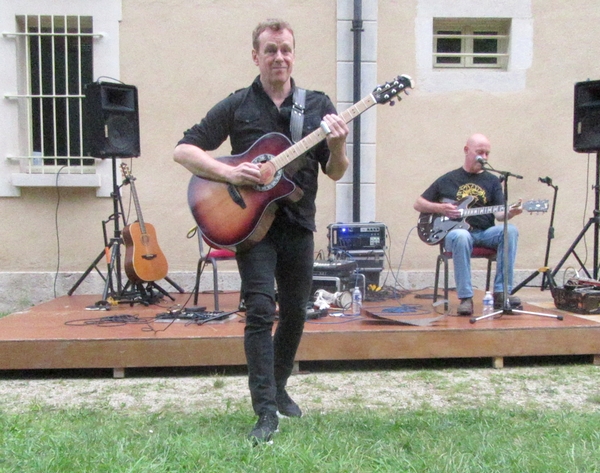 Le duo "Simple Men" a emballé les auditeurs au jardin de la Mairie de Châtillon sur Seine !