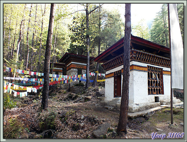 Blog de images-du-pays-des-ours : Images du Pays des Ours (et d'ailleurs ...), Moulins à prières hydrauliques - Sentier vers Taktsang (La Tanière du Tigre) - Paro - Bhoutan