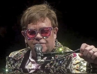 Elton John "secoué", son jet victime d'un problème en vol, des secours mobilisés.
