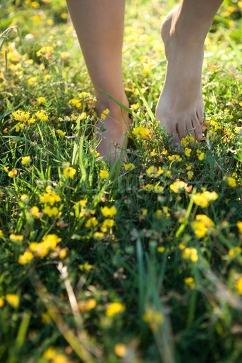 1637955-sigrid-olsson-altopress-maxppp-person-walking-barefoot-in-field-of-wildflowers-cropped