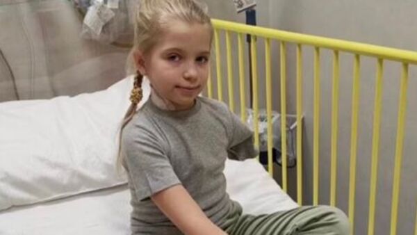 Cette petite fille ukrainienne au bras arraché par les Russes déchire le cœur des médecins