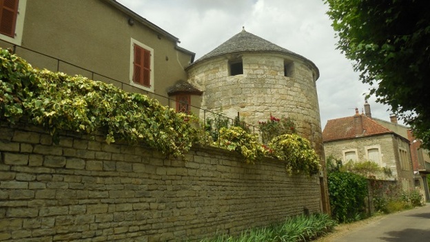 Les tours et remparts de Noyers-sur-Serein.