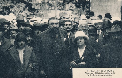 Monsieur Béziat au milieu de la foule de ses malades