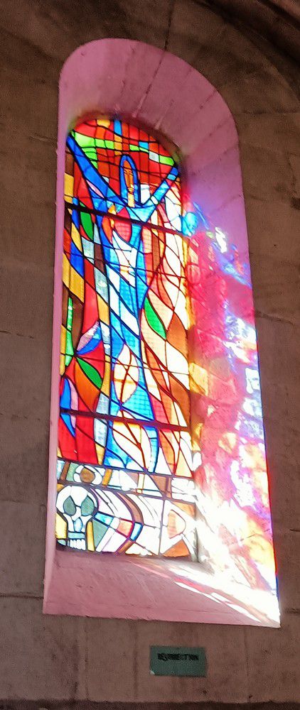 Les vitraux de Raymond Mirande, en l'église Saint-Vincent-de-Paul à Arès...
