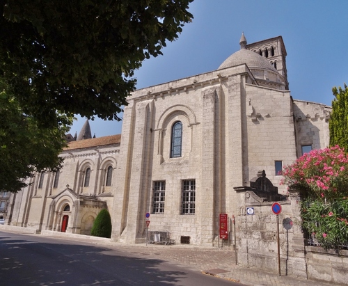 Angoulême: autour de la cathédrale