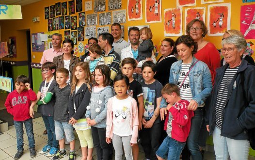 Dans le hall richement décoré des oeuvres des élèves, quelques visiteurs et des enseignants. À droite : Michèle Guittard, première adjointe, et Caroline Bélouard, directrice.