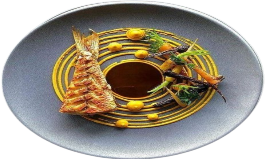 Poisson frit aspiré dans une spirale gourmande de coulis de carottes.