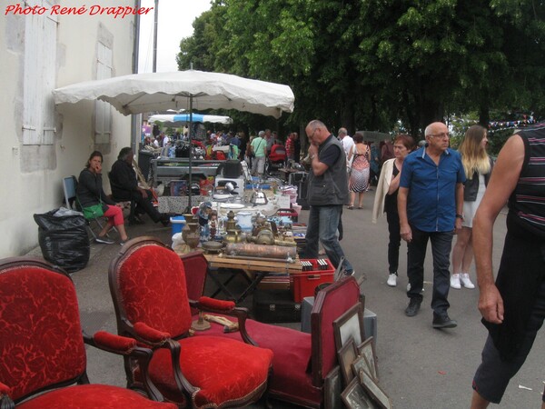 Le vide-greniers d'Ampilly le Sec  vu par René Drappier...