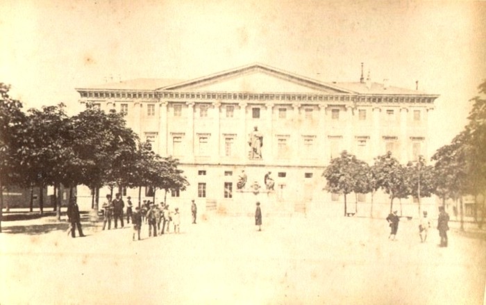 La façade principale extérieure du Palais de Justice de Chambéry  (photographie tirée sur papier albuminé. XIXème siècle)