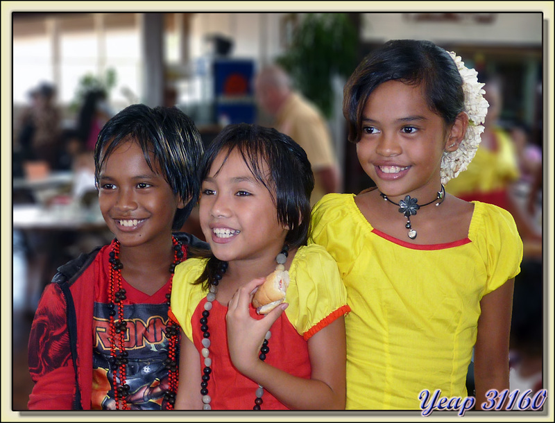 Enfants de Ua Huka en partance pour Papeete - Nuku Hiva - Iles Marquises - Polynésie française