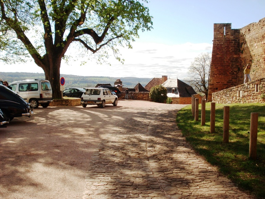 VISITE AU CHATEAU DE CASTELNAU-BRETENOUX POUR VOIR L'EXPOSITION DES ANCIENNES VOITURES DE COLLECTION