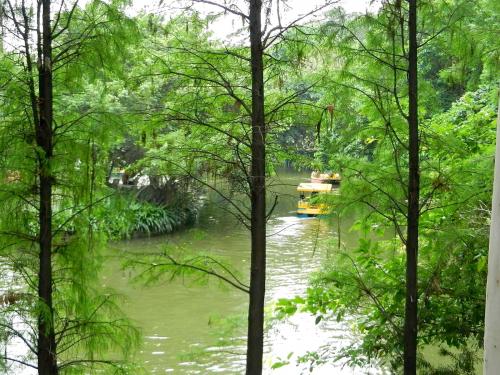 PARC DES CHEVRES ET DES ORCHIDEES A GUANGZHOU AVEC QING ET RENE