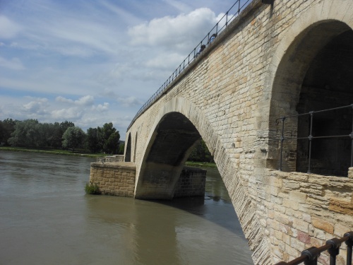 Sur le pont d'Avignon, on y danse, on y danse...