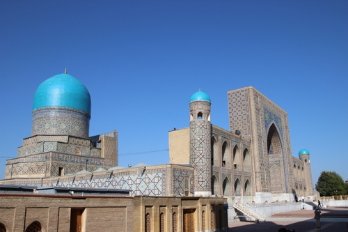 La place du Régistan à Samarcande et la madrasa Tilia kori