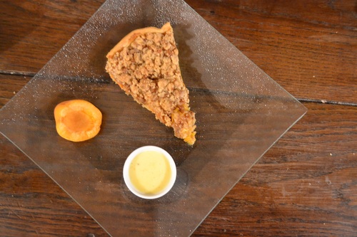 Tarte crumble abricots et spéculoos accompagnée de sa crème anglaise