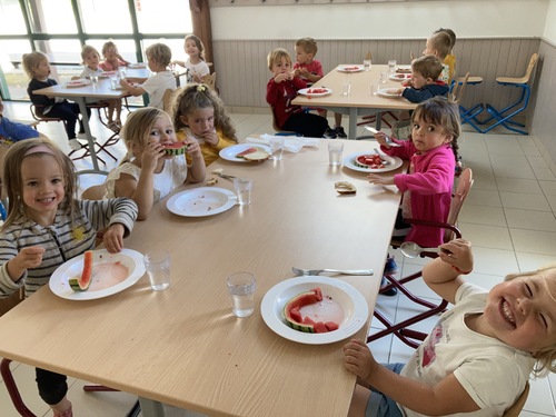 Le premier jour à la cantine