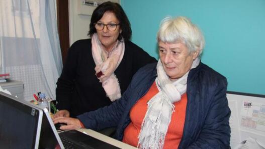 Danièle Guilloux et Marie-Françoise Langlais font le compte des inscriptions pour la saison d’hiver du Resto du cœur quimperlois.