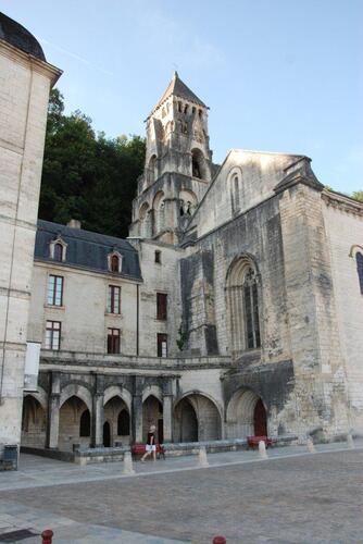 Le clocher de l'abbatiale de St Pierre du XII