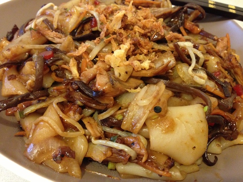 CHAR KWAY TEOW - Nouilles de riz & tapioca épaisses et gluantes, sautées avec viande ou poisson et légumes en sauce douce