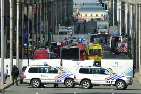 Les forces de sécurité encerclent la station de métro de Maalbeek, à Bruxelles, le 22 mars 2016 - EMMANUEL DUNAND/AFP