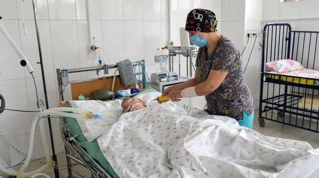 Un garçon ukrainien blessé, soigné à l'hôpital de Kharkiv, le 10 mars 2022
