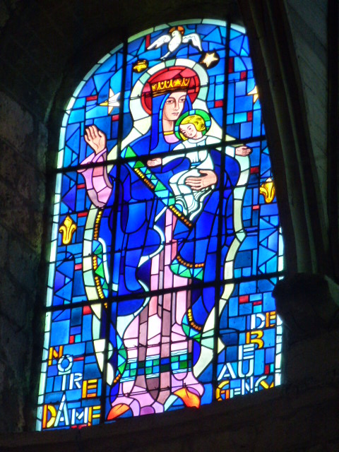 INTERIEUR DE NOTRE-DAME de BEAUGENCY, Vitraux, Chapiteaux, Statuaire ....