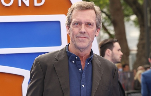 Hugh Laurie cherche le destinataire d'un colis qu'il a reçu par erreur