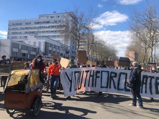 Entre 1 500 et 2 000 personnes manifestent ce samedi 20 mars 2021, à Lorient (Morbihan), à l’appel du mouvement Youth for climate.
