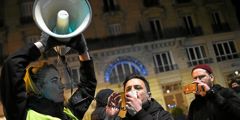 Macron pris pour cible par des manifestants à la sortie des Bouffes du Nord