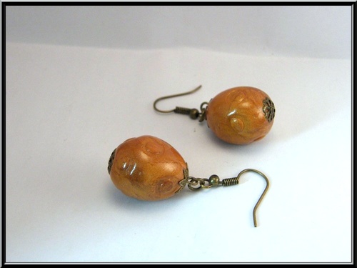 Boucles d'oreille oeufs de Pâques en pâte fimo doré.