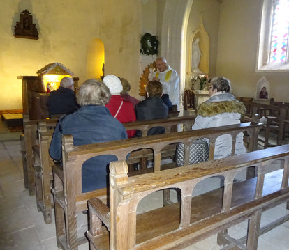 Installation de la crèche dans la chapelle de la Grande Brosse