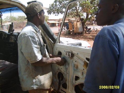 Burkina Essai de remontage de la nouvelle portière
