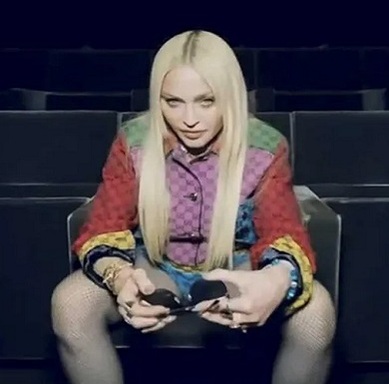 Madonna poitrine apparente en pleine soirée : la chanteuse partage une vidéo