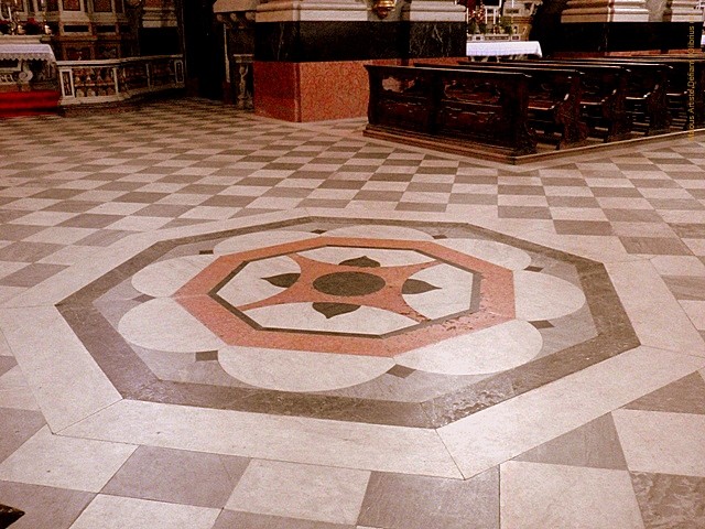 Brixen-mandala-en-marbre-dans-la-cathedrale-de-Bressanone.JPG