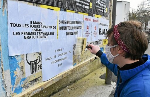 Ce lundi 8 mars, pour la journée des droits des femmes, le Planning familial a collé des affiches dans le centre-ville de Brest.