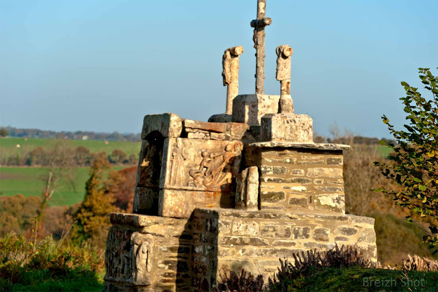 Le calvaire de Kerbreudeur est au milieu des champs Le calvaire de Kerbreudeur - Saint-Hernin