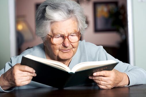 7- Les vieilles dames et la lecture