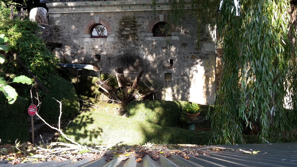 Le lavoir et le moulin à eau à Clermont-Creans ( sarthe )