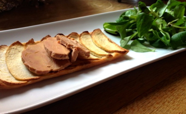 Tarte fine aux pommes et au foie gras