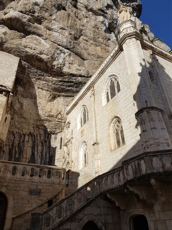 Dans la lumière d'une matinée de fin novembre, la cité religieuse de Rocamadour