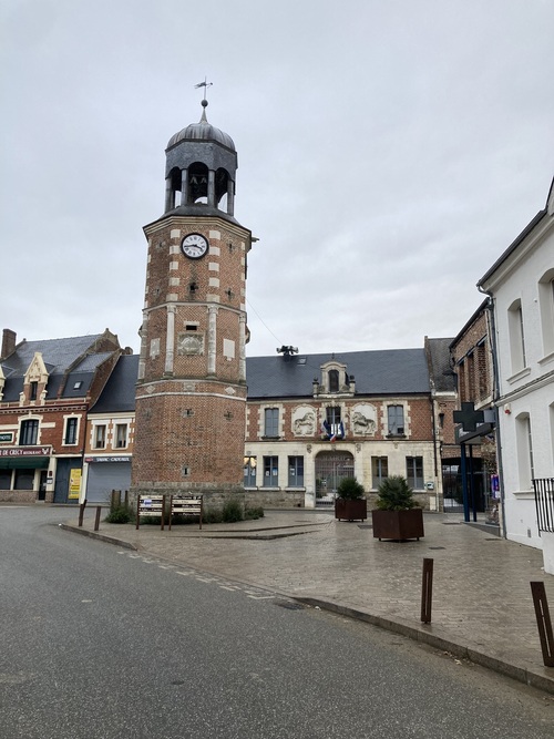 Vue générale, avec l'Hôtel de Ville derrière