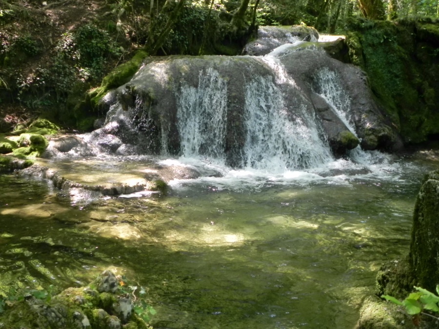 La source qui alimente la cascade du Tuf de Mesnay